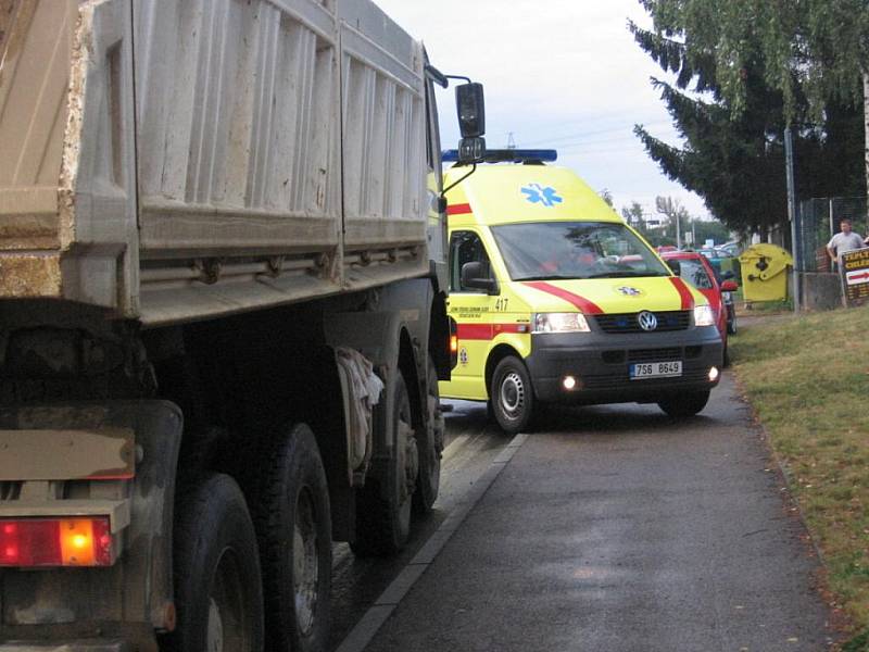 Křižíkova ulice byla do odstranění havarovaných vozidel neprůjezdná