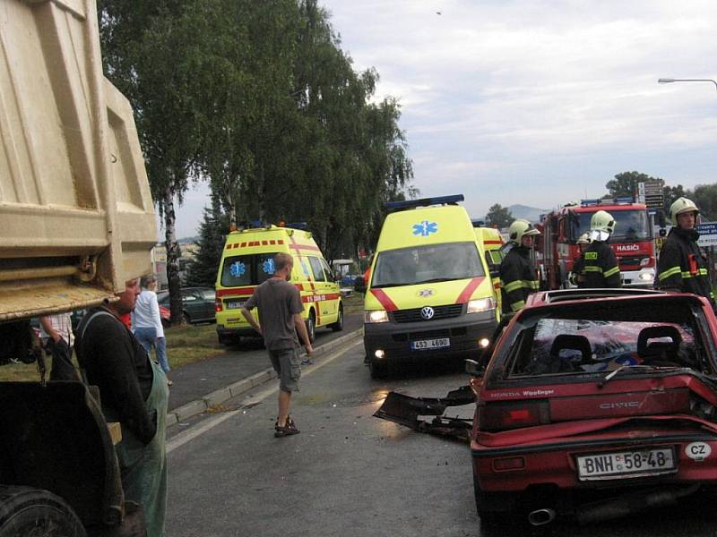 Křižíkova ulice byla do odstranění havarovaných vozidel neprůjezdná