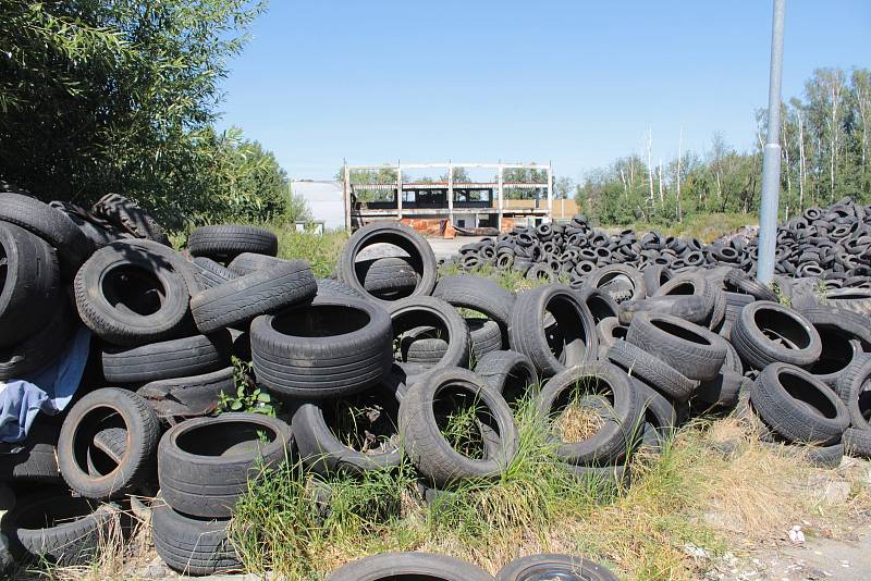Bývalá továrna na zpracování starých pneumatik u Bělčic 31. července 2020.