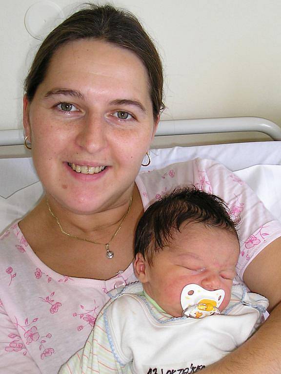 Dana Oktábcová se od 4. října od půl druhé odpoledne těší ze svého syna Martínka, který se narodil s porodní váhou 3,9 kg a mírou 50 cm. Radost v Třebšíně udělá i tatínkovi Martinovi a sestřičce Nikole.
