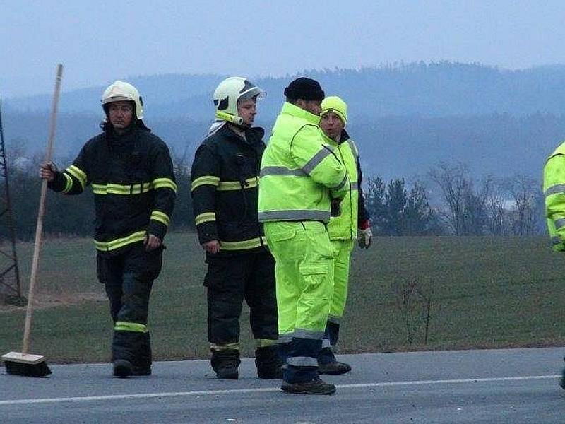 Při srážce kamionu vezoucí brambory s osobním autem se zranily tři osoby. 