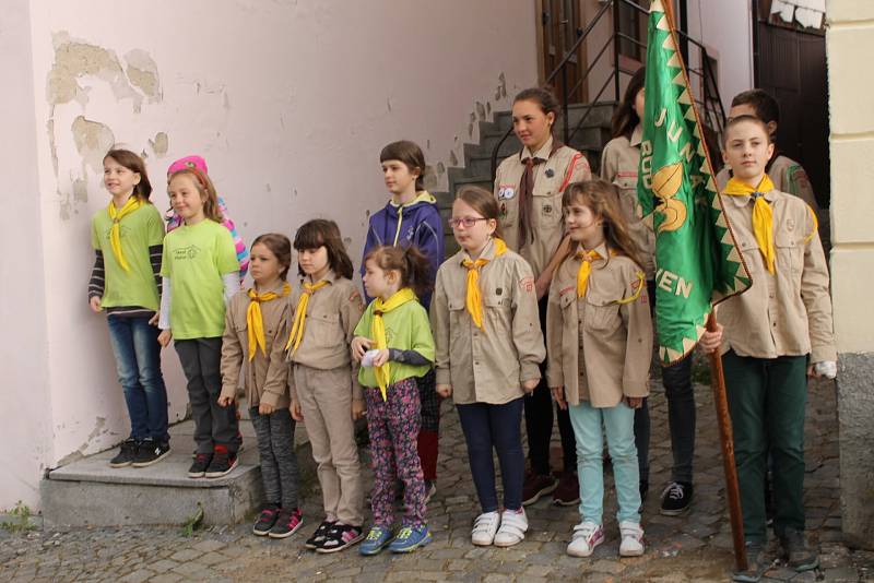 Pamětní plaketa zdobí od úterý 9. května rodný dům významného českého letce a armádního plukovníka Josefa Příhody.