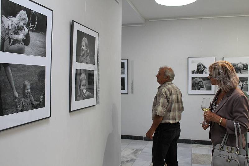 Z vernisáže výstavy fotografií dívek s Rettovým syndromem v Benešově.