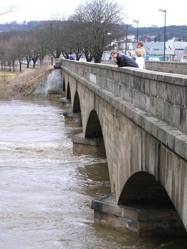 Most císaře Františka Josefa a povodeň v Poříčí nad Sázavou 29. března 2006.