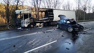 Tragická nehoda u Votic. Kamion začal po střetu s osobním vozem hořet -  Benešovský deník