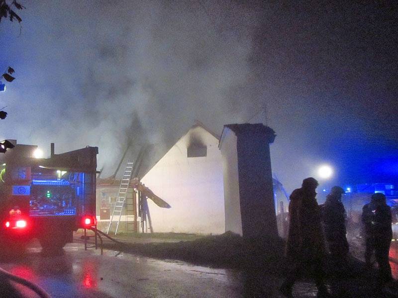 V obci Libouň u Zvěstova zasahovali v sobotu po 19. hodině hasiči z Vlašimi, Benešova, Louňovic a Jankova u požáru domu, který plameny zcela poničily.