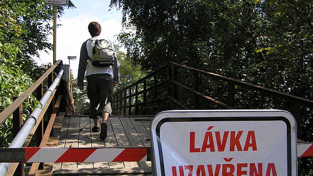 Ani navařený ocelový profil na zábradlí, ani tabulka s výmluvným  textem nezabrání vstupu chodců na lávku