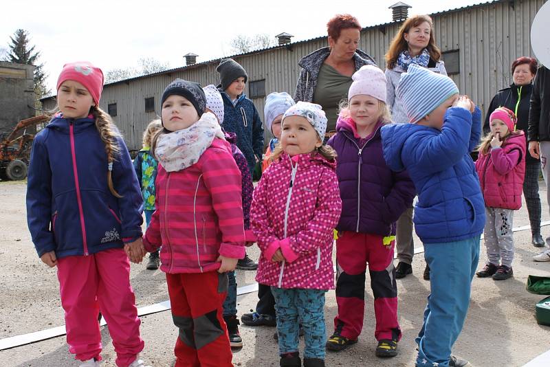 Mobilní hřiště navštívilo obec Ratměřice. Děti si tak mohly vyzkoušet silniční provoz v praxi.