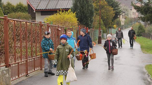 Koledníci jako každý rok vyšli do ulic již brzy ráno, aby během Velikonočního pondělí obešli co nejvíce obyvatel z Louňovic pod Blaníkem.
