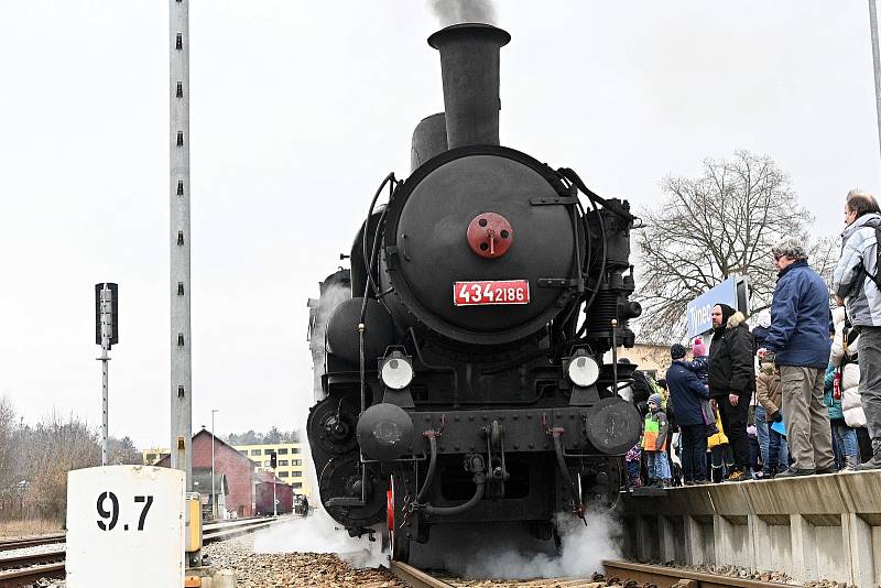 Parní vlak přivezl do Týnce i Mikulášovu družinu.