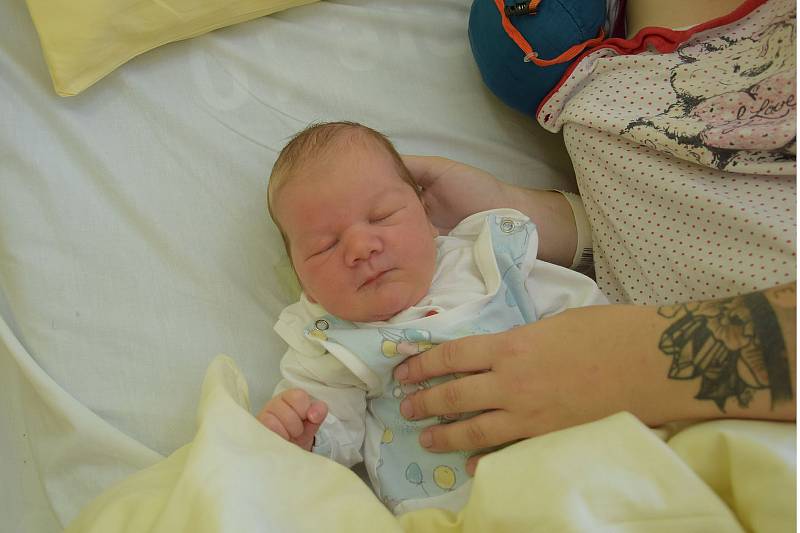 Vojta Jankovský se manželům Kristýně a Pavlovi narodil v benešovské nemocnici 9. října 2021 v 18.55 hodin, vážil 4000 gramů. Doma v Chmelné na něj čekali sourozenci Vítek (13), Karolínka (11) a Ema (6).