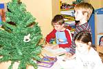 Andělíčky z břízy a vánoční stromečky nazdobily děti ve školní družině ZŠ Jiráskova