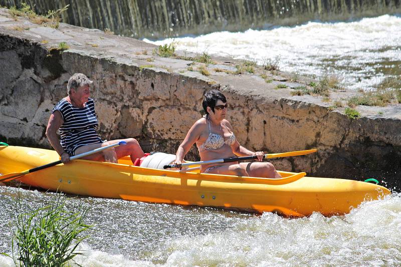 Rekreační vodáci na řece Sázavě na jezu Kaňov u Krhanic.