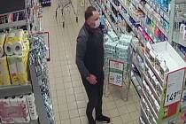 Muž podezřelý z krádeže zboží v prodejně ve Vlasákově ulici ve Vlašimi.
