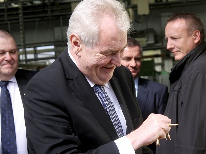 Prezident ČR Miloš Zeman si s očividnou radostí prohlíží ve vlašimské zbrojovce náboje.