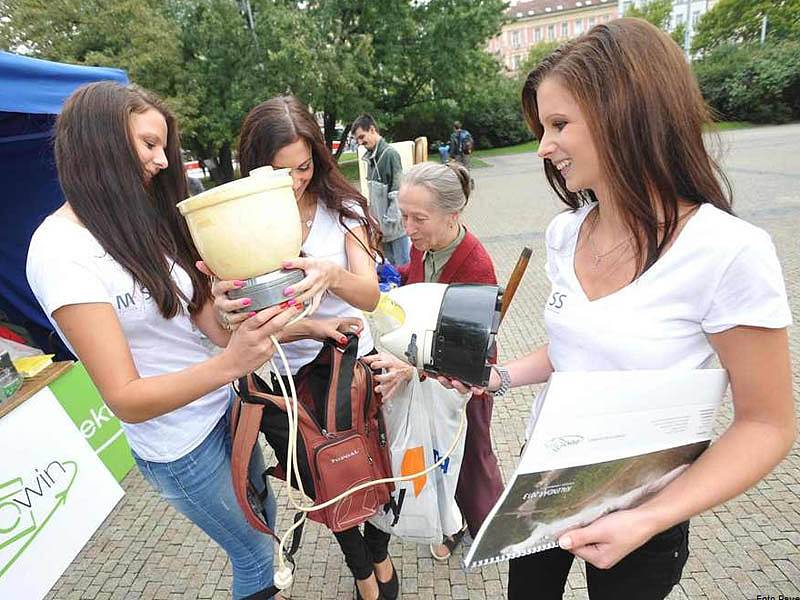 Při propagaci recyklace spolu s Lucií Sovovou asistovala Klára Šiková a loňská vítězka ankety Ivana Hnilicová.   