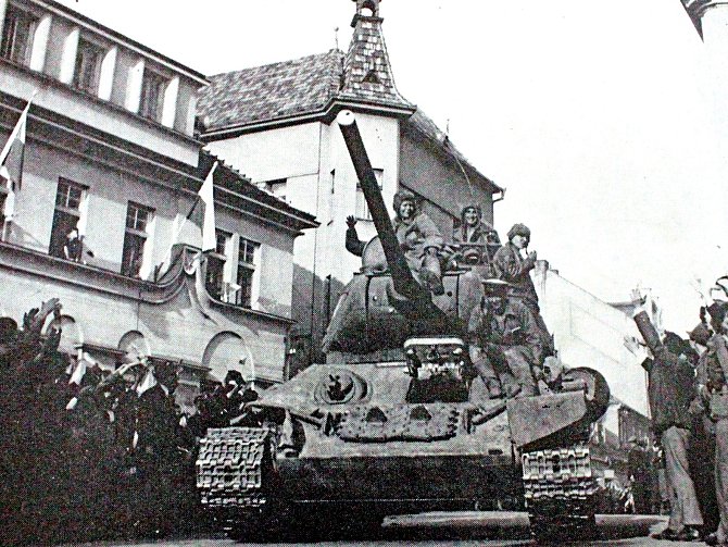 Příjezd Rudé armády do Benešova od Vlašimi 9. května 1945.