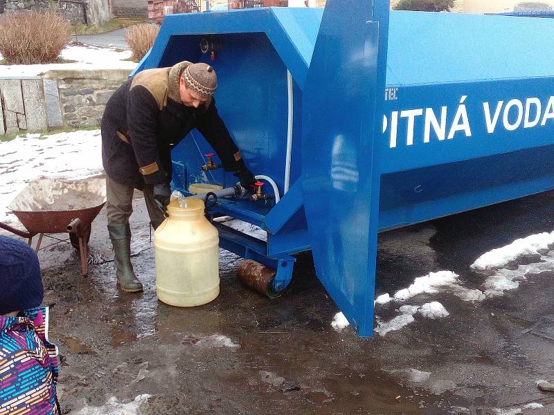 Bez vody se nedá žít. Když dojde ve studních, pomůže dodávka z Vodohospodářské společnosti Benešov. I za to se ale platí.