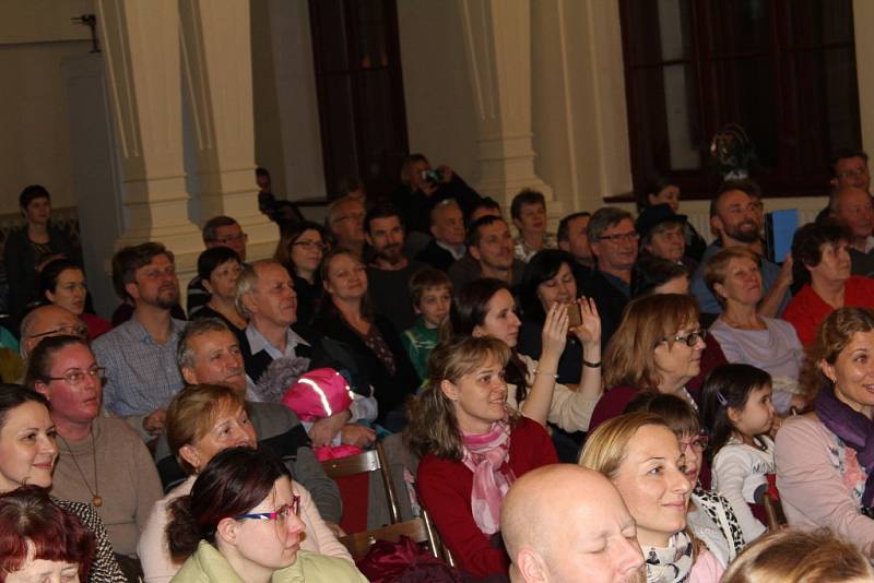 Jedna z částí obrovského koncertu plného koled se konala také v aule Gymnázia Benešov