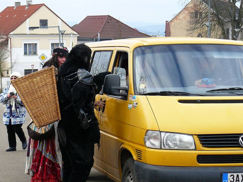 Masopust zahájili také v Pyšelích, a to tradičním průvodem masek.