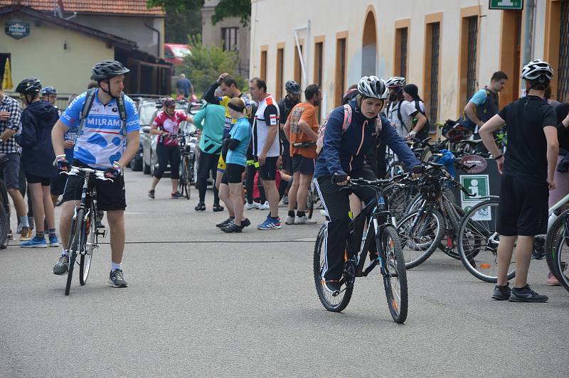 Po cestě byla startovná stanoviště pro turisty, kteří bydleli podél trasy, na Benešovsku to bylo v Týnci nad Sázavou, ve Voticích a také v Miličíně vyšli vozíčkáři a zdravotně hendikepovaní.