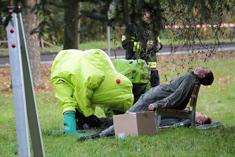 Z hasičského cvičení v Malovidech na téma otrava chemikálií.