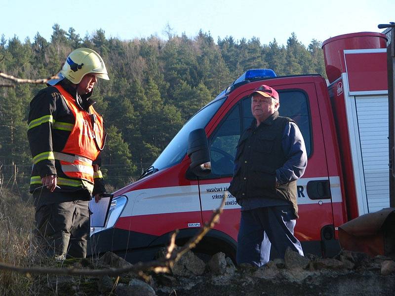 Při převrácení Liazu se vysypal náklad granulátu hnojiva a došlo k úniku nafty. 