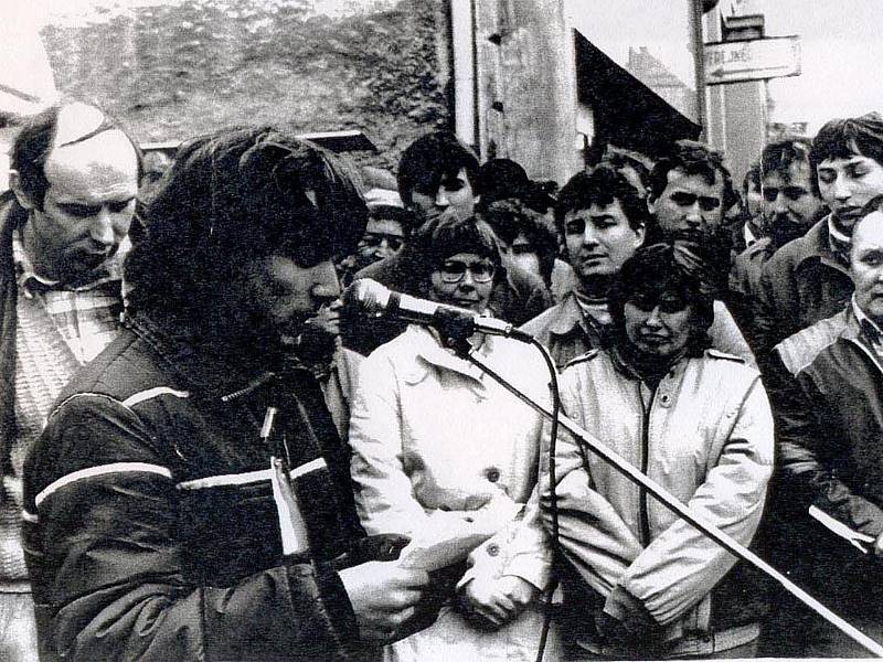 Generální stávka 27. listopadu 1989 na Vítězném náměstí v Benešově. Projev studentů.
