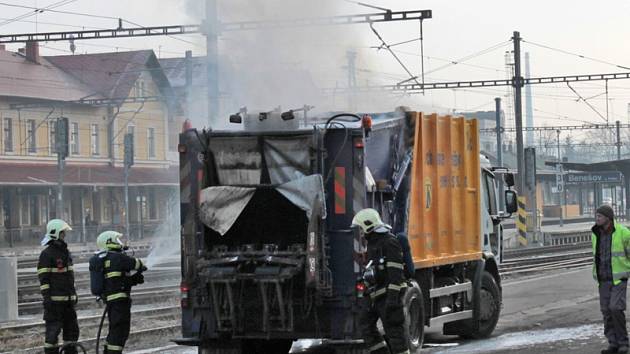Požár vozu pro svoz komunálního odpadu zřejmě způsobil žhavý popel, který někdo z obyvatel Pomněnic vysypal do popelnice.