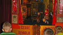 V Šímově síni dětem Jan Vaněk, sochař, cestovatel a také divadelník představil klasickou českou pohádku O červené karkulce