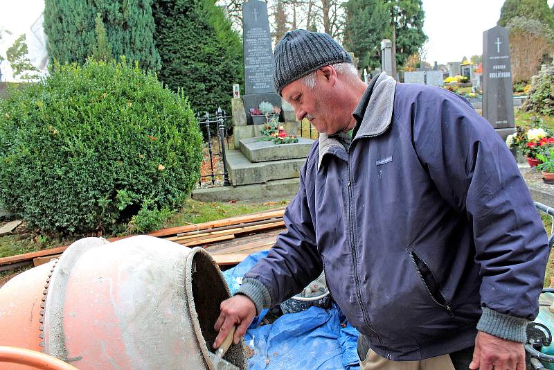 Opravy votické, historické, hřbitovní brány z druhé poloviny 17. století.