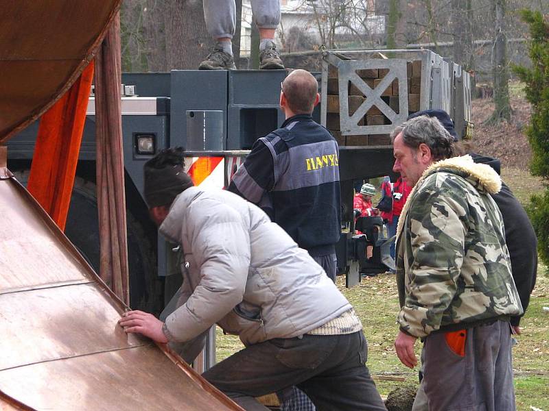 NOVÁ BÁŇ zdobí již lešanský zámek. Její položení provázel bouřlivý potlesk. 