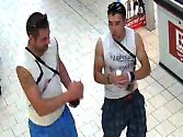 Podobu dvou podezřelých mužů zachytily kamery. Poznáváte je?