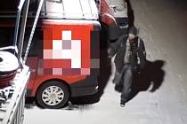 Poznáte podezřelého muže na snímku z kamerového záznamu? Pohyboval se po firemním areálu v Tyršově ulici v Benešově.