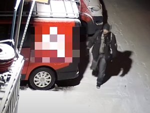 Poznáte podezřelého muže na snímku z kamerového záznamu? Pohyboval se po firemním areálu v Tyršově ulici v Benešově.