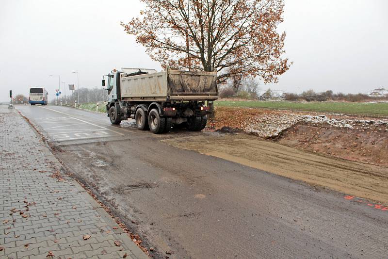 Práce na přivaděči k silnici I/3 od Mariánovic.