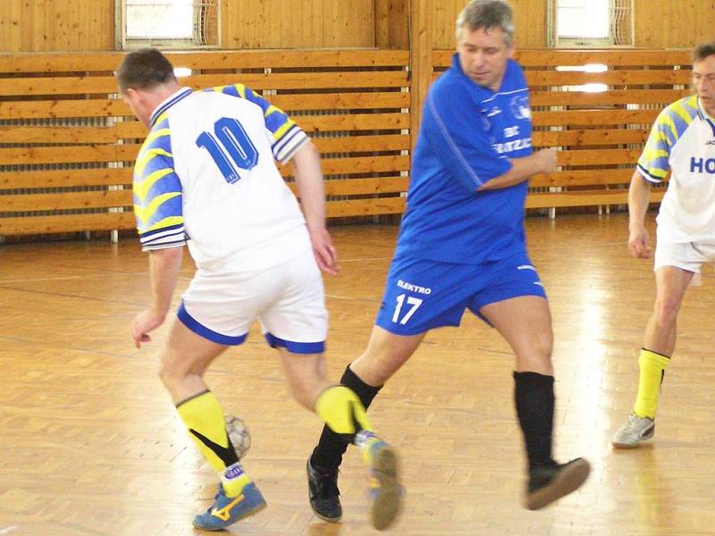 Okresní futsalové soutěže pokračovaly dalšími koly. V nejnižší třídě se střetly Chotýšany s Deratizací. Ani snaživý výkon Miroslava Kohoutka staršího nepomohl Deratizaci od porážky 3:9.