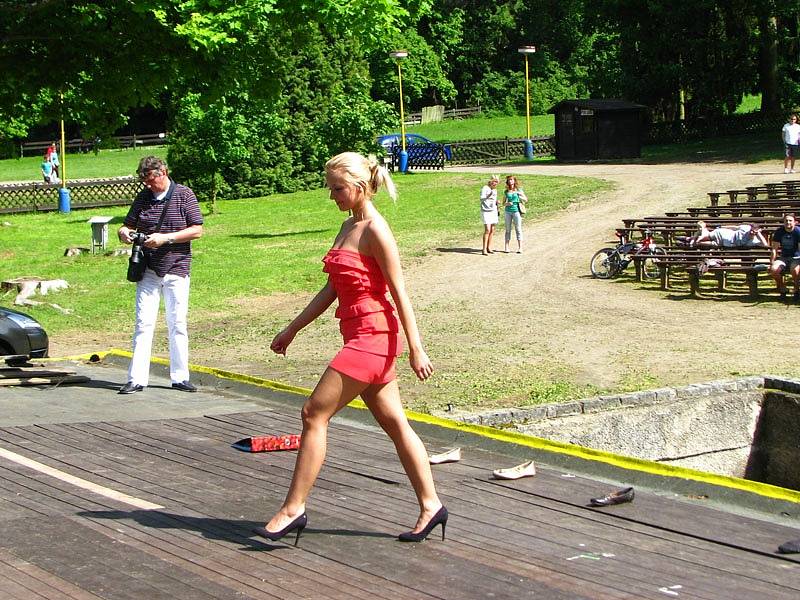 Pódiová zkouška na Miss hasička Středočeského kraje 2013 na Konopišti.