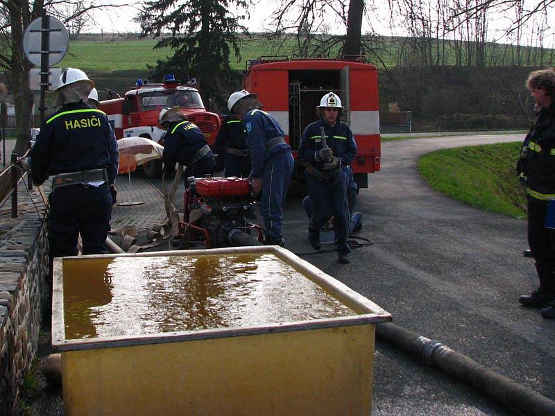 Velikonoční výcvik dobrovolných hasičů s požární technikou na Neveklovsku. 