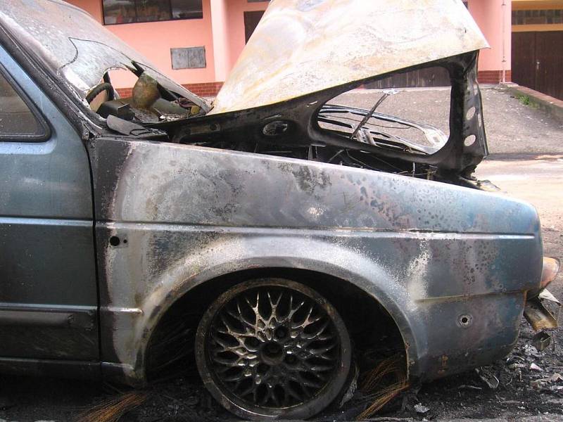 Další vyhořelý automobil v Benešově