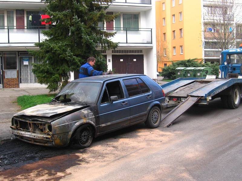 Další vyhořelý automobil v Benešově