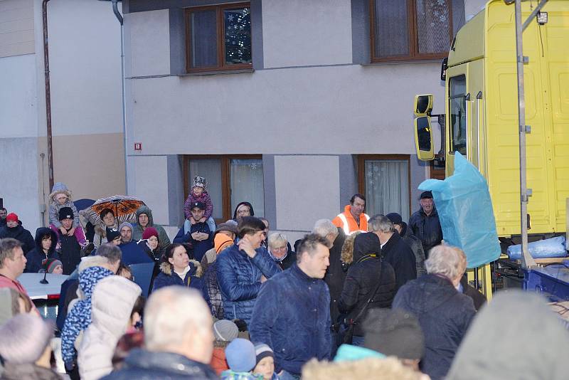 Z adventního setkání s mobilní zvonkohrou v podání Rosemarie Sauntiëns na náměstí T. G. Masaryka v Pyšelích.