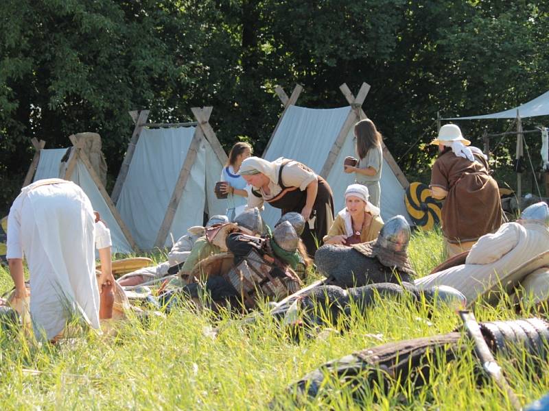 V Brdečném u Neveklova se sešli středověcí válečníci už posedmé.