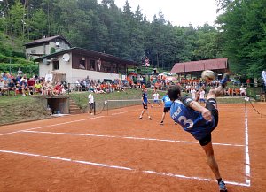 Turnaj v nohejbalové kleci na osadě Šacung vstupuje do své sedmé dekády.