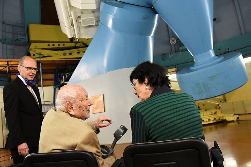 Ze setkání stoletého astronoma Luboše Pereka a předsedkyně Akademie věd ČR Evy Zažímalové na observatoři v Ondřejově.