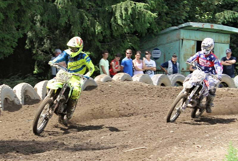 Po rozpravě s jezdci následovaly první a druhé finálové jízdy kategorií hobby MX2, veterán, hobby MX1, 85 ccm, MX2 a MX1.