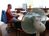 Ne všechny kanceláře jsou klimatizované. Někde jí suplují stolní  větráky. 