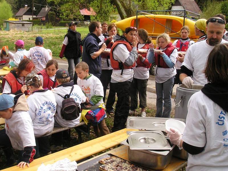 Úklid řeky přinesl nejen setkání se známými, ale také nová seznámení