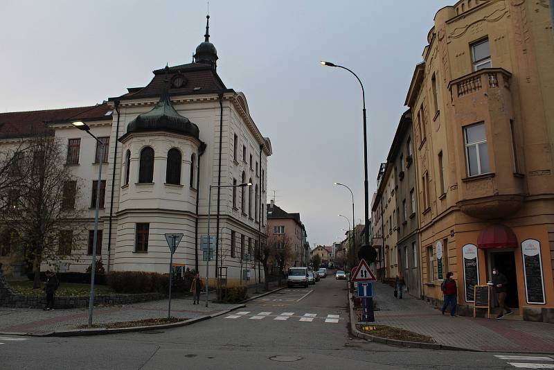 Křižovatka Husovy a Jiráskovy ulice v Benešově.