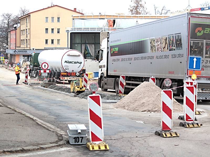 Stavební práce v ulici Červené Vršky v Benešově.